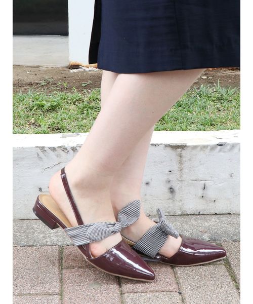 dazzlin（ダズリン）の「リボンフラットミュール（パンプス・レディース・ブラック/ブラウン/レッド・MEDIUM/LARGE）」の2枚目の写真