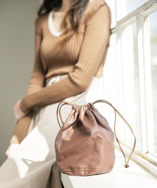 UNE MANSION(ユヌマンション)の「フェイクレザーミニ巾着バッグ(ハンドバッグ)」|ブラウン