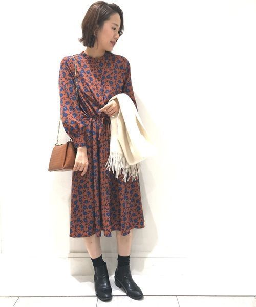 YECCA VECCA（イェッカヴェッカ）の「AS.アンティークフラワー柄ワンピース（ワンピース・レディース・グリーン/テラコッタ・M）」の2枚目の写真