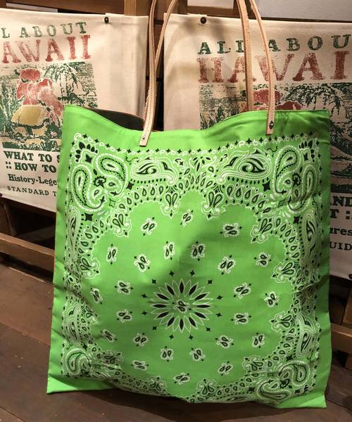OLD BETTY'S(オールドベティーズ)の「Bandana Remake Tote Bag/バンダナ リメイク トート バッグ(トートバッグ・レディース・ホワイト/ブラック/パープル/ネイビー/ピンク/オレンジ/グリーン/ロイヤルブルー/レッド/ターコイズブルー/イエロー/グレイッシュブルー/その他・FREE)」の4枚目の写真