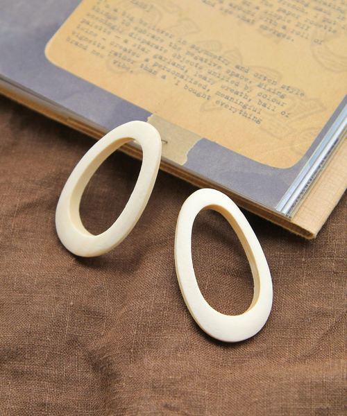 BAYFLOW(ベイフロー)の「オーバルウッドピアス(ピアス(両耳用)・レディース・ナチュラル/ブラウン・FREE)」の1枚目の写真