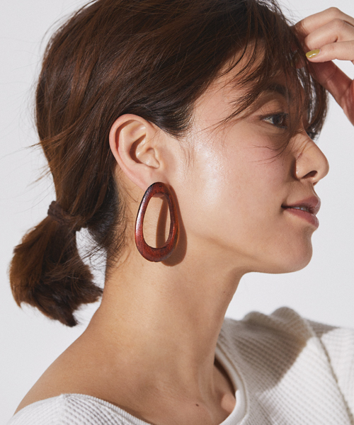 BAYFLOW(ベイフロー)の「オーバルウッドピアス(ピアス(両耳用)・レディース・ナチュラル/ブラウン・FREE)」の2枚目の写真