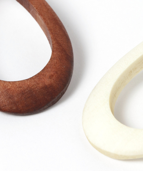 BAYFLOW(ベイフロー)の「オーバルウッドピアス(ピアス(両耳用)・レディース・ナチュラル/ブラウン・FREE)」の4枚目の写真