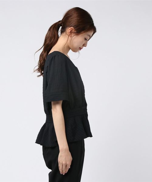 NEUNA(ヌナ)の「シャーリングぺプラムVネックブラウス/ウエストシェイプ(シャツ/ブラウス・レディース・ブラック/ライトグリーン/ナチュラル・FREE)」の5枚目の写真