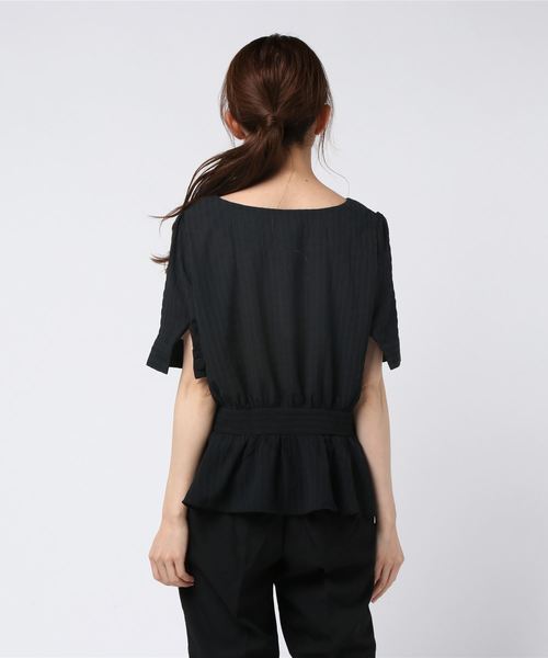 NEUNA(ヌナ)の「シャーリングぺプラムVネックブラウス/ウエストシェイプ(シャツ/ブラウス・レディース・ブラック/ライトグリーン/ナチュラル・FREE)」の4枚目の写真