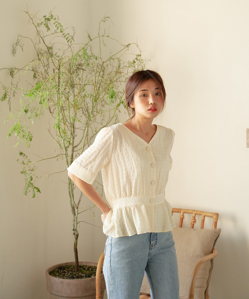 NEUNA(ヌナ)の「シャーリングぺプラムVネックブラウス/ウエストシェイプ(シャツ/ブラウス・レディース・ブラック/ライトグリーン/ナチュラル・FREE)」の2枚目の写真