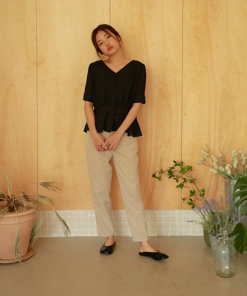 NEUNA(ヌナ)の「シャーリングぺプラムVネックブラウス/ウエストシェイプ(シャツ/ブラウス・レディース・ブラック/ライトグリーン/ナチュラル・FREE)」の6枚目の写真