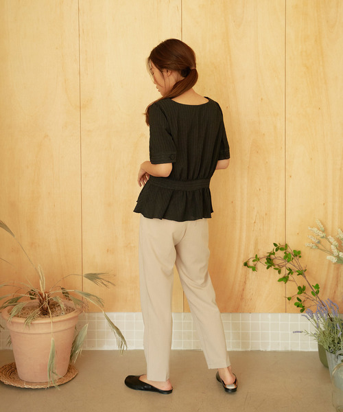 NEUNA(ヌナ)の「シャーリングぺプラムVネックブラウス/ウエストシェイプ(シャツ/ブラウス・レディース・ブラック/ライトグリーン/ナチュラル・FREE)」の7枚目の写真