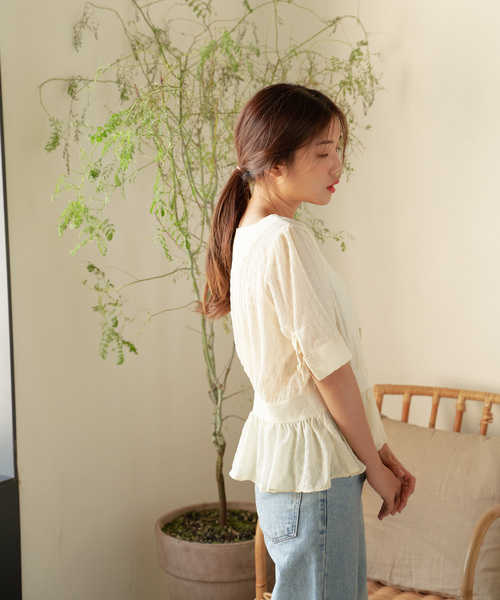 NEUNA(ヌナ)の「シャーリングぺプラムVネックブラウス/ウエストシェイプ(シャツ/ブラウス・レディース・ブラック/ライトグリーン/ナチュラル・FREE)」の11枚目の写真