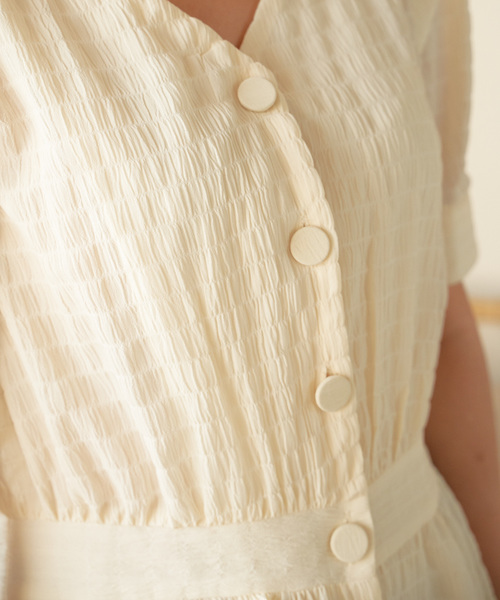 NEUNA(ヌナ)の「シャーリングぺプラムVネックブラウス/ウエストシェイプ(シャツ/ブラウス・レディース・ブラック/ライトグリーン/ナチュラル・FREE)」の12枚目の写真