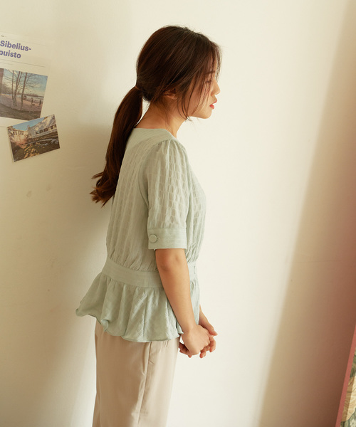 NEUNA(ヌナ)の「シャーリングぺプラムVネックブラウス/ウエストシェイプ(シャツ/ブラウス・レディース・ブラック/ライトグリーン/ナチュラル・FREE)」の16枚目の写真