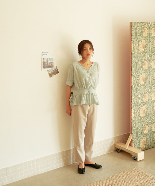 NEUNA(ヌナ)の「シャーリングぺプラムVネックブラウス/ウエストシェイプ(シャツ/ブラウス・レディース・ブラック/ライトグリーン/ナチュラル・FREE)」の18枚目の写真