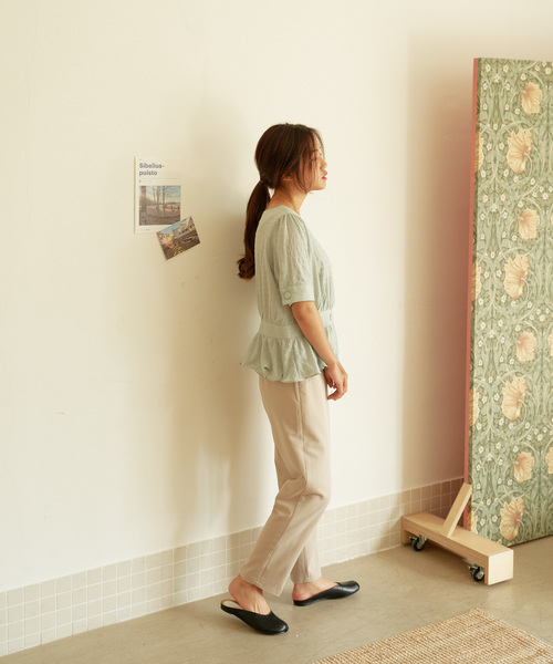 NEUNA(ヌナ)の「シャーリングぺプラムVネックブラウス/ウエストシェイプ(シャツ/ブラウス・レディース・ブラック/ライトグリーン/ナチュラル・FREE)」の19枚目の写真