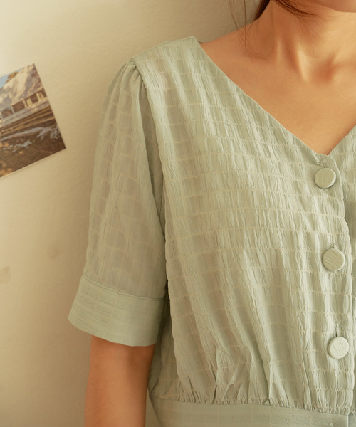 NEUNA(ヌナ)の「シャーリングぺプラムVネックブラウス/ウエストシェイプ(シャツ/ブラウス・レディース・ブラック/ライトグリーン/ナチュラル・FREE)」の21枚目の写真