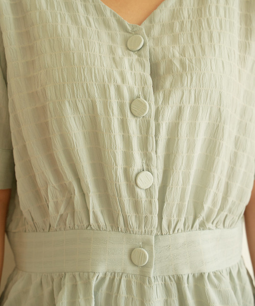 NEUNA(ヌナ)の「シャーリングぺプラムVネックブラウス/ウエストシェイプ(シャツ/ブラウス・レディース・ブラック/ライトグリーン/ナチュラル・FREE)」の22枚目の写真