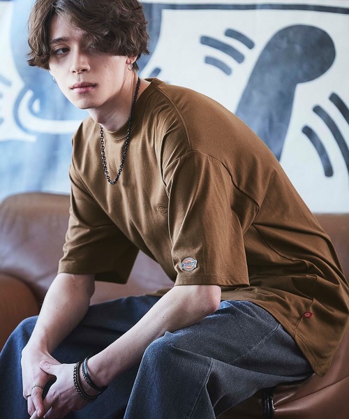 Dickies(ディッキーズ)の「Dickies別注 ロゴ刺繍オーバーサイズ半袖カットソー(Tシャツ/カットソー・メンズ・ホワイト/ブラック/ダークグリーン/ベージュ/ネイビー/ブラウン・S/M/L)」の3枚目の写真