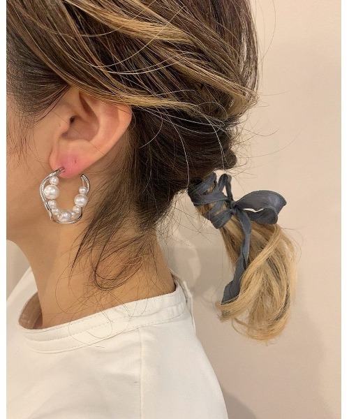 mou(モウ)の「ランダムパールウェーブCカーブピアス(ピアス(両耳用)・レディース・シルバー/ゴールド・FREE)」の9枚目の写真