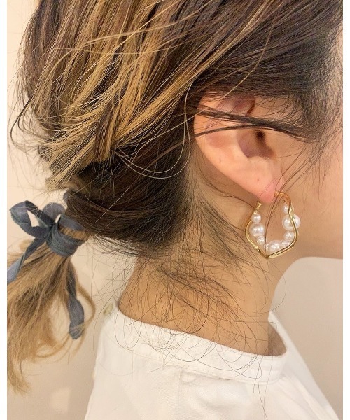 mou(モウ)の「ランダムパールウェーブCカーブピアス(ピアス(両耳用)・レディース・シルバー/ゴールド・FREE)」の8枚目の写真