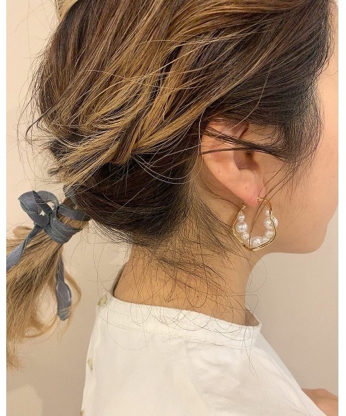 mou(モウ)の「ランダムパールウェーブCカーブピアス(ピアス(両耳用)・レディース・シルバー/ゴールド・FREE)」の6枚目の写真