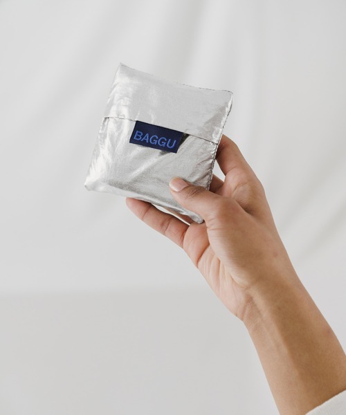 BAGGU（バグー）の「BABY BAGGU 365.メタリック シルバー（エコバッグ/サブバッグ・レディース・シルバー・FREE）」の2枚目の写真