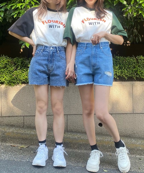 WEGO（ウィゴー）の「WEGO/ラグラングラフィックビッグシルエットTシャツ（Tシャツ/カットソー・レディース・ダークグリーン/ブラック/イエロー/サックスブルー/ブラック系その他/グリーン/ネイビー/ベージュ/その他2/その他1・MEDIUM/SMALL）」の11枚目の写真