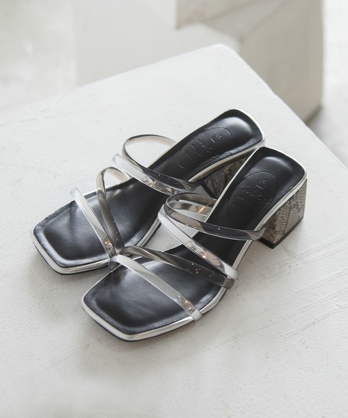 NOFALL(ノーフォール)の「クリア×メタリックストラップ デザインヒールサンダル(サンダル・レディース・ホワイト/ブラック/ダークブラウン/ベージュ・LL/3L/SS/S/M/L)」の3枚目の写真