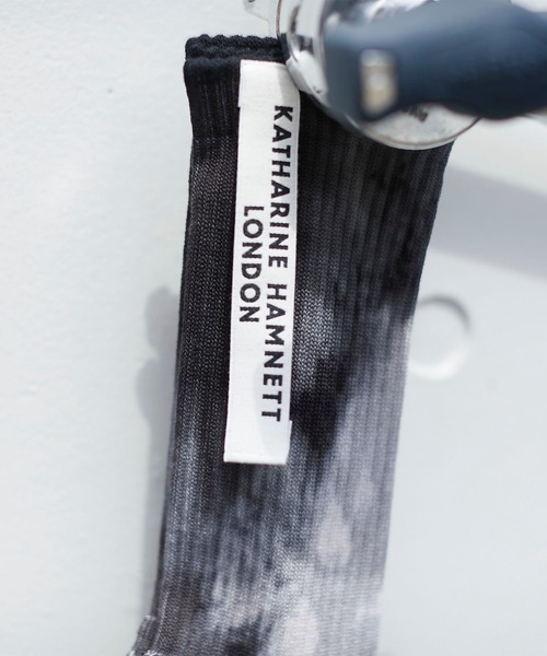 KATHARINE HAMNETT LONDON （キャサリンハムネットロンドン）の「KATHARINE HAMNETT LONDON/キャサリンハムネットロンドン Tie dye pattern socks（ソックス/靴下・メンズ・ブラック/ブルー・FREE/25-27CM）」の3枚目の写真