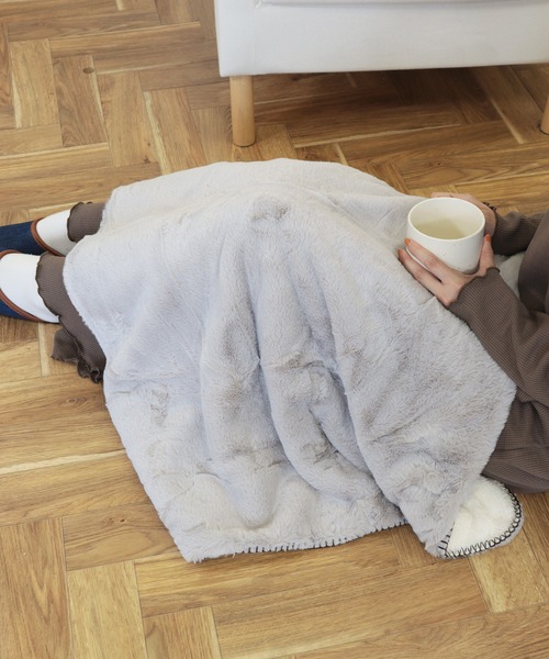 emesuelee（エメスーリー）の「フェイクファー裏ボアブランケットS（ブランケット・レディース・アイボリー/イエロー/ネイビー/ブラック/スモークピンク/ダークグレー/カーキ/ライトベージュ/A/ライトグレー/ダークベージュ/B・フリー）」の3枚目の写真