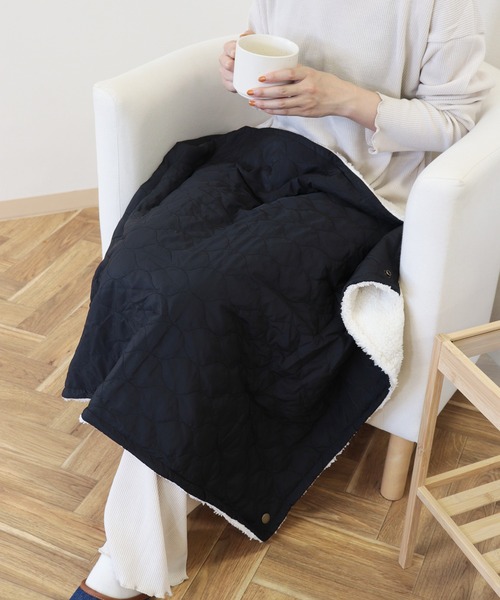 emesuelee（エメスーリー）の「フェイクファー裏ボアブランケットS（ブランケット・レディース・アイボリー/イエロー/ネイビー/ブラック/スモークピンク/ダークグレー/カーキ/ライトベージュ/A/ライトグレー/ダークベージュ/B・フリー）」の2枚目の写真