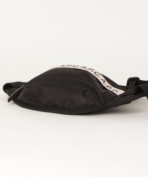 A.P.C.(アーペーセー)の「アーペーセー リピート ボディバッグ A.P.C. Repeat BODY BAG(ボディバッグ/ウエストポーチ・メンズ・ブラック・FREE)」の3枚目の写真