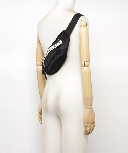 A.P.C.(アーペーセー)の「アーペーセー リピート ボディバッグ A.P.C. Repeat BODY BAG(ボディバッグ/ウエストポーチ・メンズ・ブラック・FREE)」の5枚目の写真