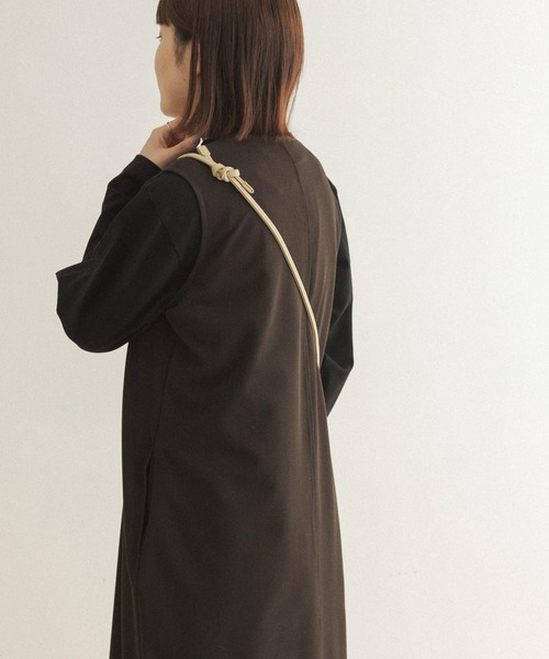 FORK&SPOON（フォークアンドスプーン）の「FORK&SPOON　スリットネックジャンパースカート（ワンピース・レディース・ブラック/ダークブラウン・ONE）」の4枚目の写真