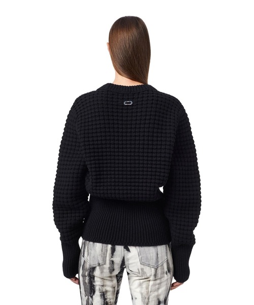 DIESEL（ディーゼル）の「レディース サステナブル ニット トップス リラックスフィット ドロップショルダー ケーブル編み（ニット/セーター・レディース・ブラック/ホワイト・X-SMALL/MEDIUM/SMALL/LARGE）」の7枚目の写真