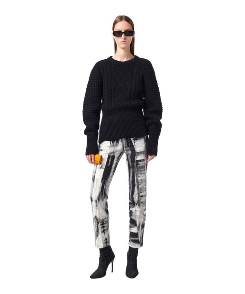 DIESEL（ディーゼル）の「レディース サステナブル ニット トップス リラックスフィット ドロップショルダー ケーブル編み（ニット/セーター・レディース・ブラック/ホワイト・X-SMALL/MEDIUM/SMALL/LARGE）」の10枚目の写真