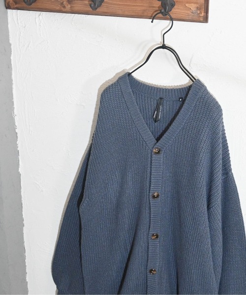 Anytime Songs（エニータイムソングス）の「アクリルバルキーニット 畔バルーンスリーブ カーディガン（カーディガン/ボレロ・メンズ・オフホワイト/サックスブルー/モカ/チャコール/グリーン/マスタード/ブラック・MEDIUM/LARGE）」の11枚目の写真