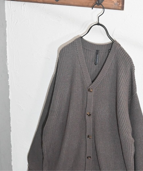 Anytime Songs（エニータイムソングス）の「アクリルバルキーニット 畔バルーンスリーブ カーディガン（カーディガン/ボレロ・メンズ・オフホワイト/サックスブルー/モカ/チャコール/グリーン/マスタード/ブラック・MEDIUM/LARGE）」の10枚目の写真