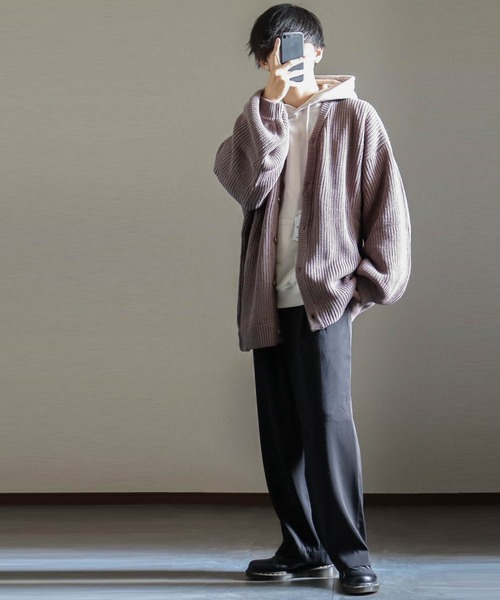 Anytime Songs（エニータイムソングス）の「アクリルバルキーニット 畔バルーンスリーブ カーディガン（カーディガン/ボレロ・メンズ・オフホワイト/サックスブルー/モカ/チャコール/グリーン/マスタード/ブラック・MEDIUM/LARGE）」の17枚目の写真