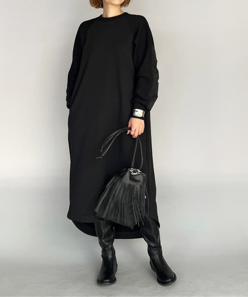 HERENCIA(ヘレンチア)の「袖シャーリングカットワンピース(ワンピース・レディース・ブラック・M)」の1枚目の写真