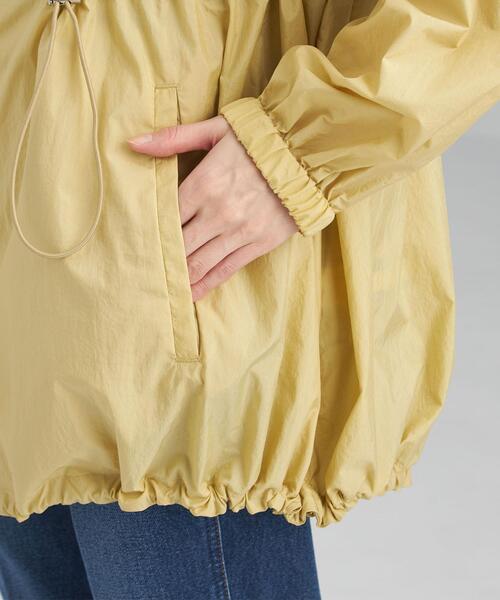 green label relaxing(グリーンレーベルリラクシング)の「エアリー フード ブルゾン -撥水-(ナイロンジャケット・レディース・ベージュ/イエロー/ネイビー・38/36)」の19枚目の写真