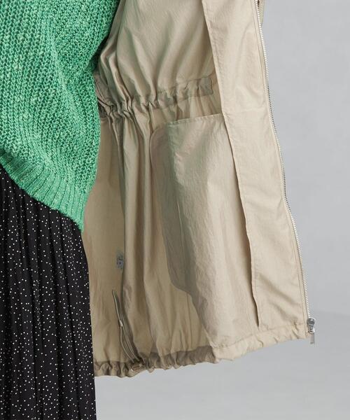 green label relaxing(グリーンレーベルリラクシング)の「エアリー フード ブルゾン -撥水-(ナイロンジャケット・レディース・ベージュ/イエロー/ネイビー・38/36)」の8枚目の写真