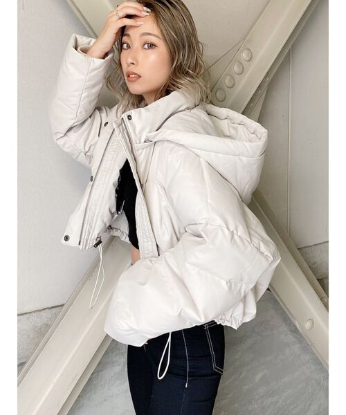 GYDA（ジェイダ）の「フェイクレザーショートダウンコート（ダウンジャケット/コート・レディース・モカ/アイボリー/ブラック・FREE）」の9枚目の写真