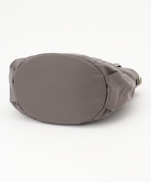 TOCCA(トッカ)の「SANA SIDEPOCKET TOTE トートバッグ(トートバッグ・レディース・ブラック系/ベージュ系/ライトベージュ/ネイビー系/ブラウン系・F)」の8枚目の写真