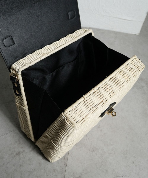 CURI BISCUI（キュリ　ビスキュイ）の「【CURIBISCUI】ラタン素材 ショルダー付きカゴバッグ（ハンドバッグ・レディース・オフホワイト/ブラック×ベージュ/ダークブラウン・FREE）」の7枚目の写真