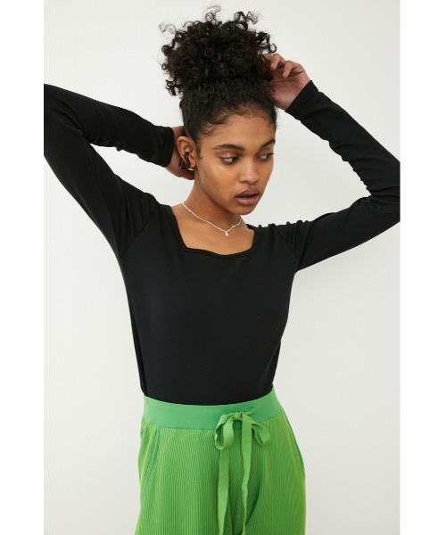 SLY（スライ）の「Sly Skin LOGO COMPACT L/T ロゴ コンパクト ロングスリーブ トップス（ルームウェア/パジャマ・レディース・ブラック/ブラウン/ライトイエロー・FREE）」の2枚目の写真