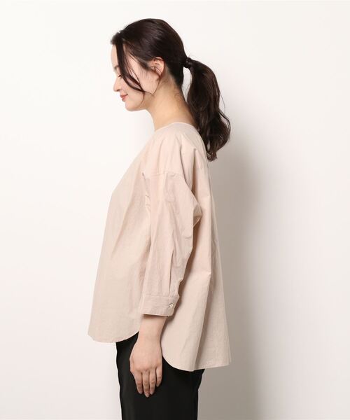 SIPULI（シプリ）の「80/1Typewriter バックボタン7分袖ブラウス（シャツ/ブラウス・レディース・ライトグレー/ピンク・2）」の9枚目の写真