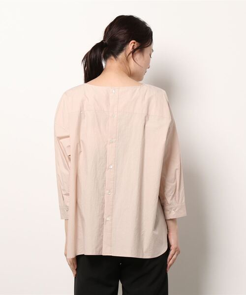 SIPULI（シプリ）の「80/1Typewriter バックボタン7分袖ブラウス（シャツ/ブラウス・レディース・ライトグレー/ピンク・2）」の6枚目の写真