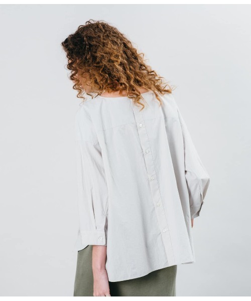 SIPULI（シプリ）の「80/1Typewriter バックボタン7分袖ブラウス（シャツ/ブラウス・レディース・ライトグレー/ピンク・2）」の4枚目の写真