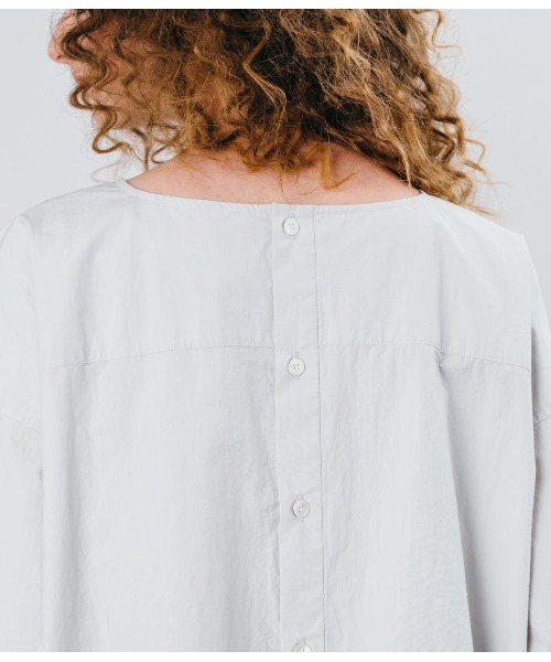 SIPULI（シプリ）の「80/1Typewriter バックボタン7分袖ブラウス（シャツ/ブラウス・レディース・ライトグレー/ピンク・2）」の8枚目の写真