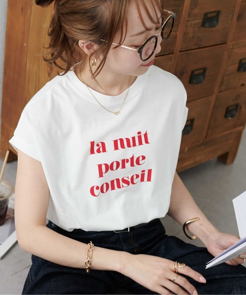 DISCOAT（ディスコート）の「【WEB限定】カールロゴフレンチスリーブTシャツ（Tシャツ/カットソー・レディース・ピンク/ホワイト×グリーン/ホワイト×グレー/ホワイト×ピンク/オフホワイト/ネイビー/チャコールグレー/グレー系その他/ホワイト×シルバー・FREE）」の2枚目の写真