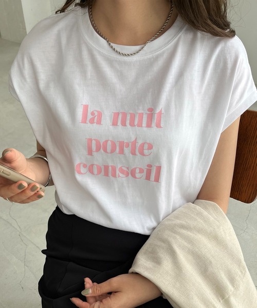 DISCOAT（ディスコート）の「【WEB限定】カールロゴフレンチスリーブTシャツ（Tシャツ/カットソー・レディース・ピンク/ホワイト×グリーン/ホワイト×グレー/ホワイト×ピンク/オフホワイト/ネイビー/チャコールグレー/グレー系その他/ホワイト×シルバー・FREE）」の5枚目の写真